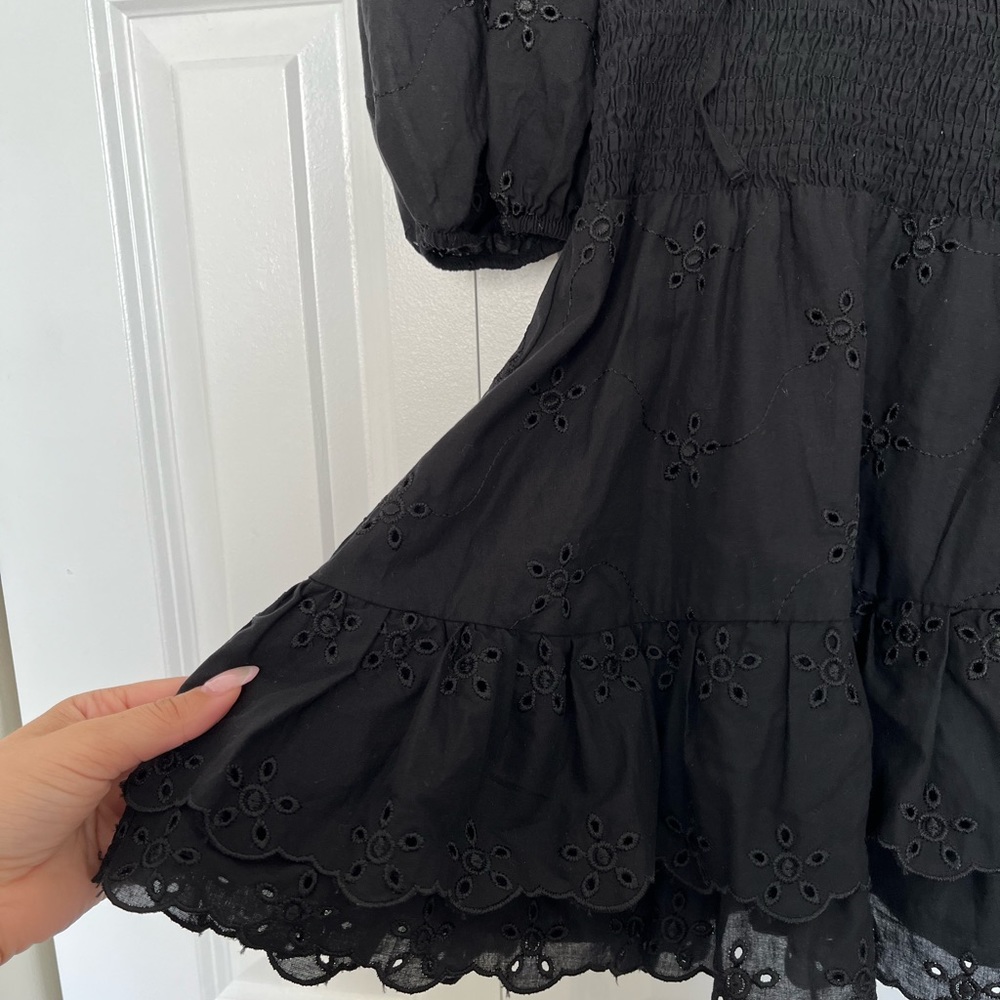 Beautiful ZARA black dress Size M / very flattering and cute